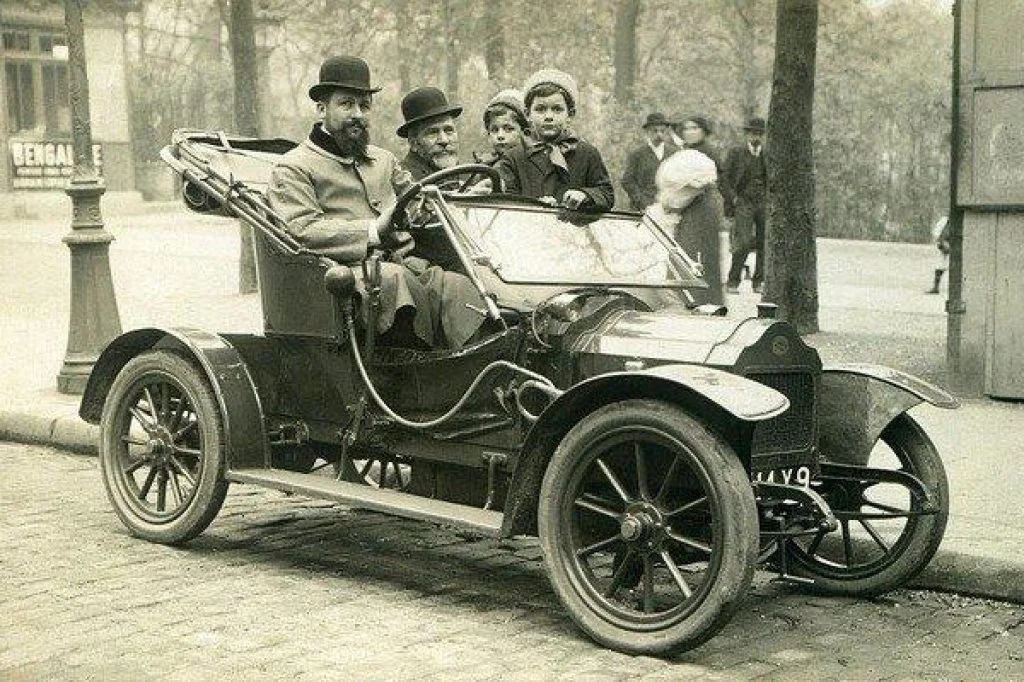 Foto de 4 personas montadas en un Auto en la Segunda Revolución Industrial