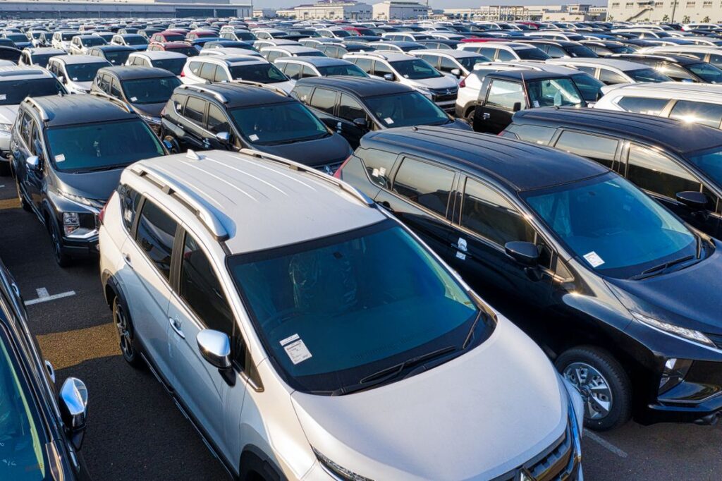 Carros nuevos estacionados en un lote de distribución. Foto ilustrativa: Tom Fisk, Pexels.