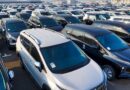 Carros nuevos estacionados en un lote de distribución. Foto ilustrativa: Tom Fisk, Pexels.