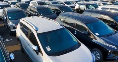 Carros nuevos estacionados en un lote de distribución. Foto ilustrativa: Tom Fisk, Pexels.