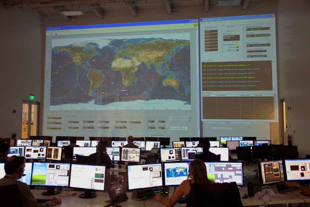 Centro de operaciones de seguridad con pantallas de monitoreo (foto ilustrativa: SpaceX, Pexels; no es el SOC de Indra).