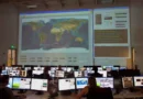 Centro de operaciones de seguridad con pantallas de monitoreo (foto ilustrativa: SpaceX, Pexels; no es el SOC de Indra).