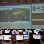 Centro de operaciones de seguridad con pantallas de monitoreo (foto ilustrativa: SpaceX, Pexels; no es el SOC de Indra).