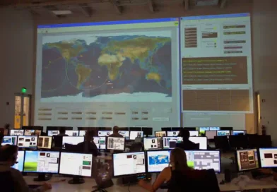 Centro de operaciones de seguridad con pantallas de monitoreo (foto ilustrativa: SpaceX, Pexels; no es el SOC de Indra).