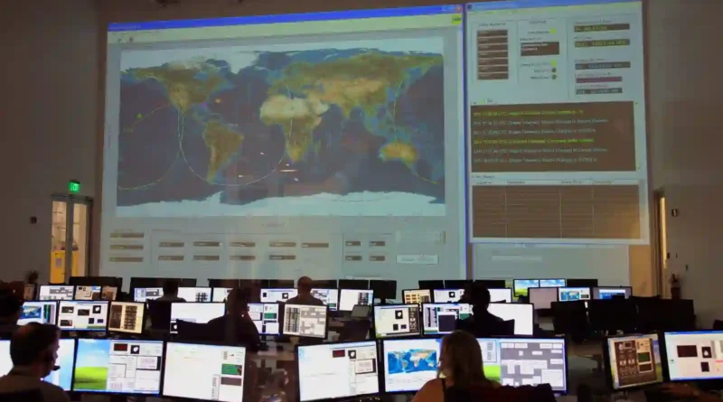 Centro de operaciones de seguridad con pantallas de monitoreo (foto ilustrativa: SpaceX, Pexels; no es el SOC de Indra).