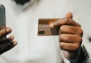 Persona pagando en línea con celular y tarjeta (foto ilustrativa: Tima Miroshnichenko, Pexels).