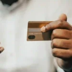Persona pagando en línea con celular y tarjeta (foto ilustrativa: Tima Miroshnichenko, Pexels).