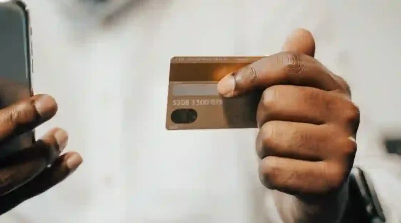 Persona pagando en línea con celular y tarjeta (foto ilustrativa: Tima Miroshnichenko, Pexels).