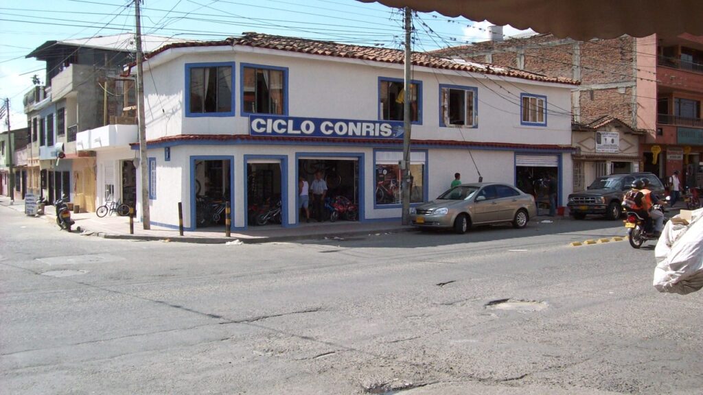 Tienda de motocicletas en Colombia, foto de archivo de 2008 (Scharss., Wikimedia Commons, CC BY-SA 4.0)
