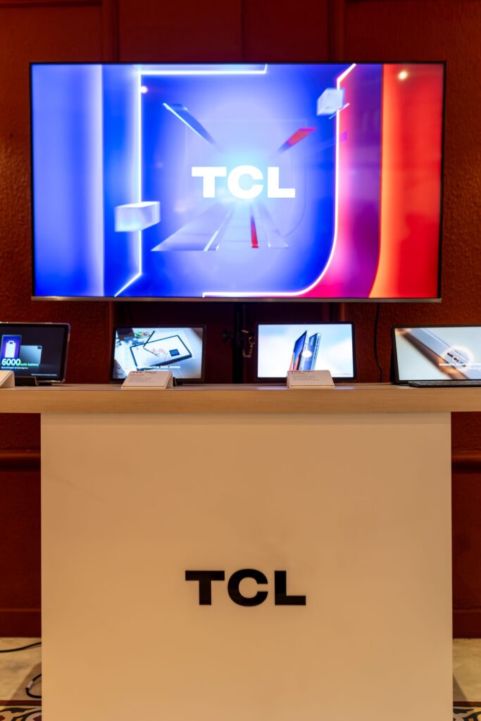 Productos TCL en una presentación de la marca (foto de referencia: Matheus Bertelli, Pexels); no es la Serie P80.
