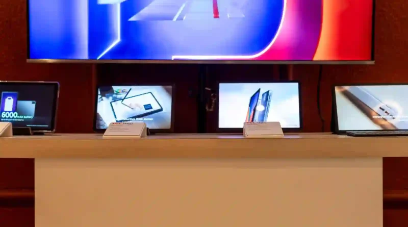 Productos TCL en una presentación de la marca (foto de referencia: Matheus Bertelli, Pexels); no es la Serie P80.
