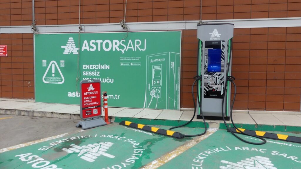 Estación de carga para carros eléctricos (foto ilustrativa: Zalasem1, Wikimedia Commons, CC BY 4.0)