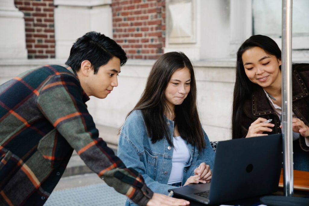 Estudiantes universitarios trabajando con un portátil (foto ilustrativa: George Pak, Pexels).