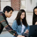 Estudiantes universitarios trabajando con un portátil (foto ilustrativa: George Pak, Pexels).