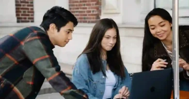 Estudiantes universitarios trabajando con un portátil (foto ilustrativa: George Pak, Pexels).