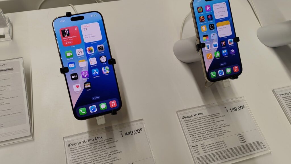 iPhone 16 Pro, generación anterior de la línea (foto de referencia: Jakub CA, Wikimedia Commons, CC BY 4.0); no es el iPhone Duo plegable