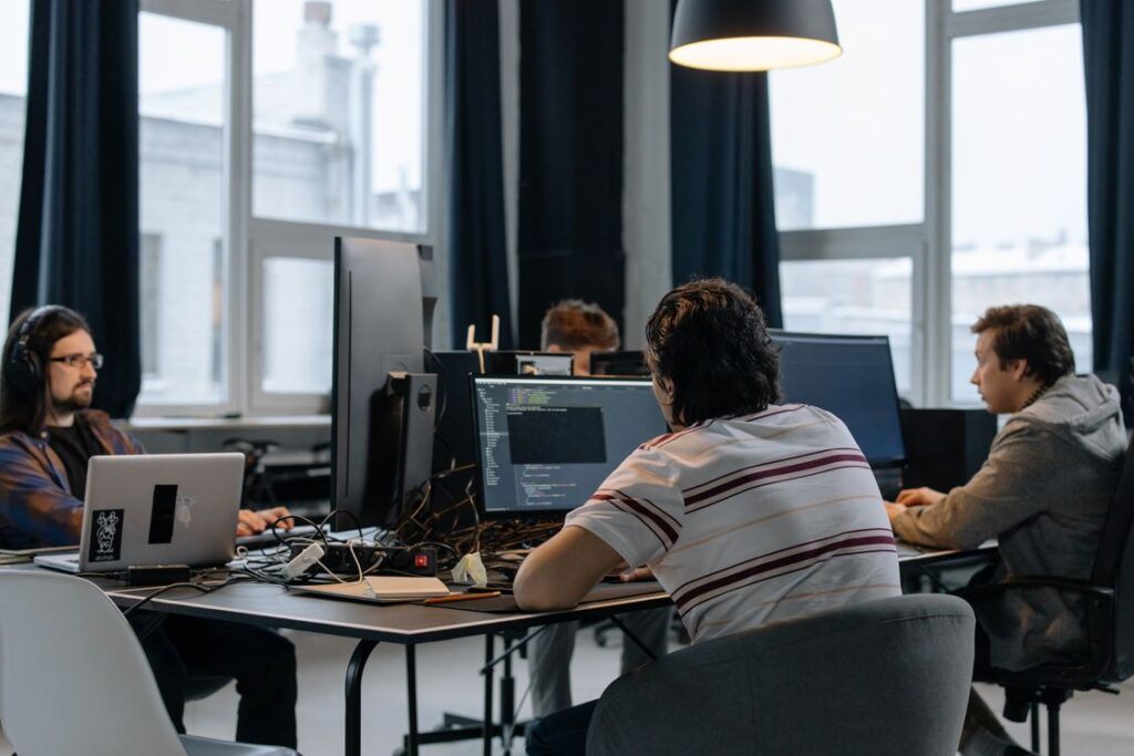 Equipo de desarrolladores en una oficina tecnológica (foto ilustrativa: cottonbro studio, Pexels).