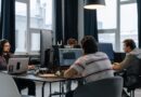 Equipo de desarrolladores en una oficina tecnológica (foto ilustrativa: cottonbro studio, Pexels).