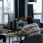 Equipo de desarrolladores en una oficina tecnológica (foto ilustrativa: cottonbro studio, Pexels).