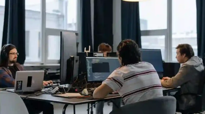 Equipo de desarrolladores en una oficina tecnológica (foto ilustrativa: cottonbro studio, Pexels).