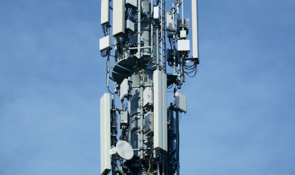 Antenas en un mástil de telecomunicaciones (foto ilustrativa: Budget Bizar, Pexels).