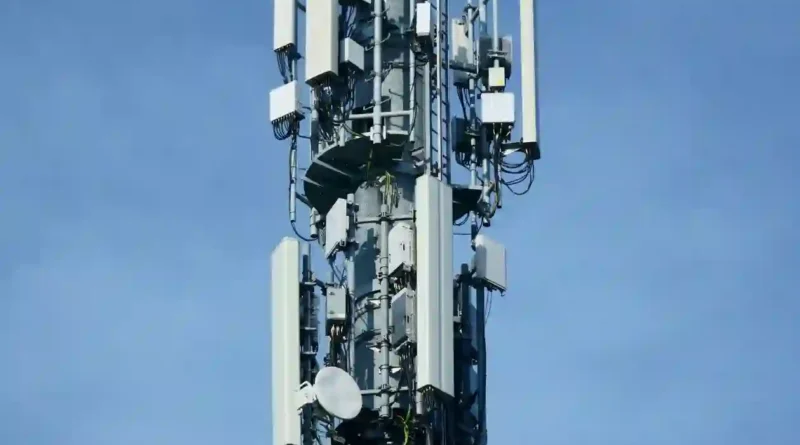 Antenas en un mástil de telecomunicaciones (foto ilustrativa: Budget Bizar, Pexels).