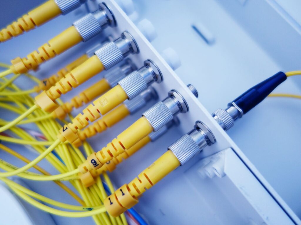 Conexiones de fibra óptica (foto ilustrativa: panumas nikhomkhai, Pexels).