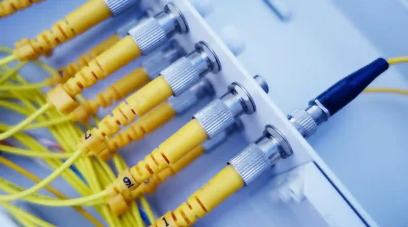 Conexiones de fibra óptica (foto ilustrativa: panumas nikhomkhai, Pexels).