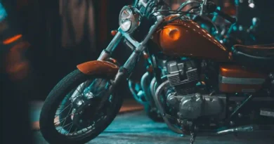 Motocicletas estacionadas de noche en una calle urbana; fotografía de referencia, no corresponde a Bogotá